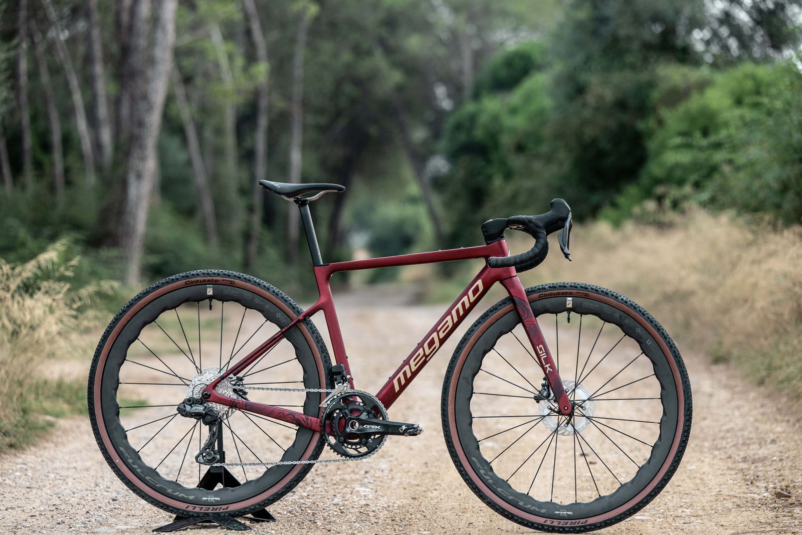 BICICLETA GRAVEL MEGAMO SILK GRX DI2 2025 GARNET - Imagen 1